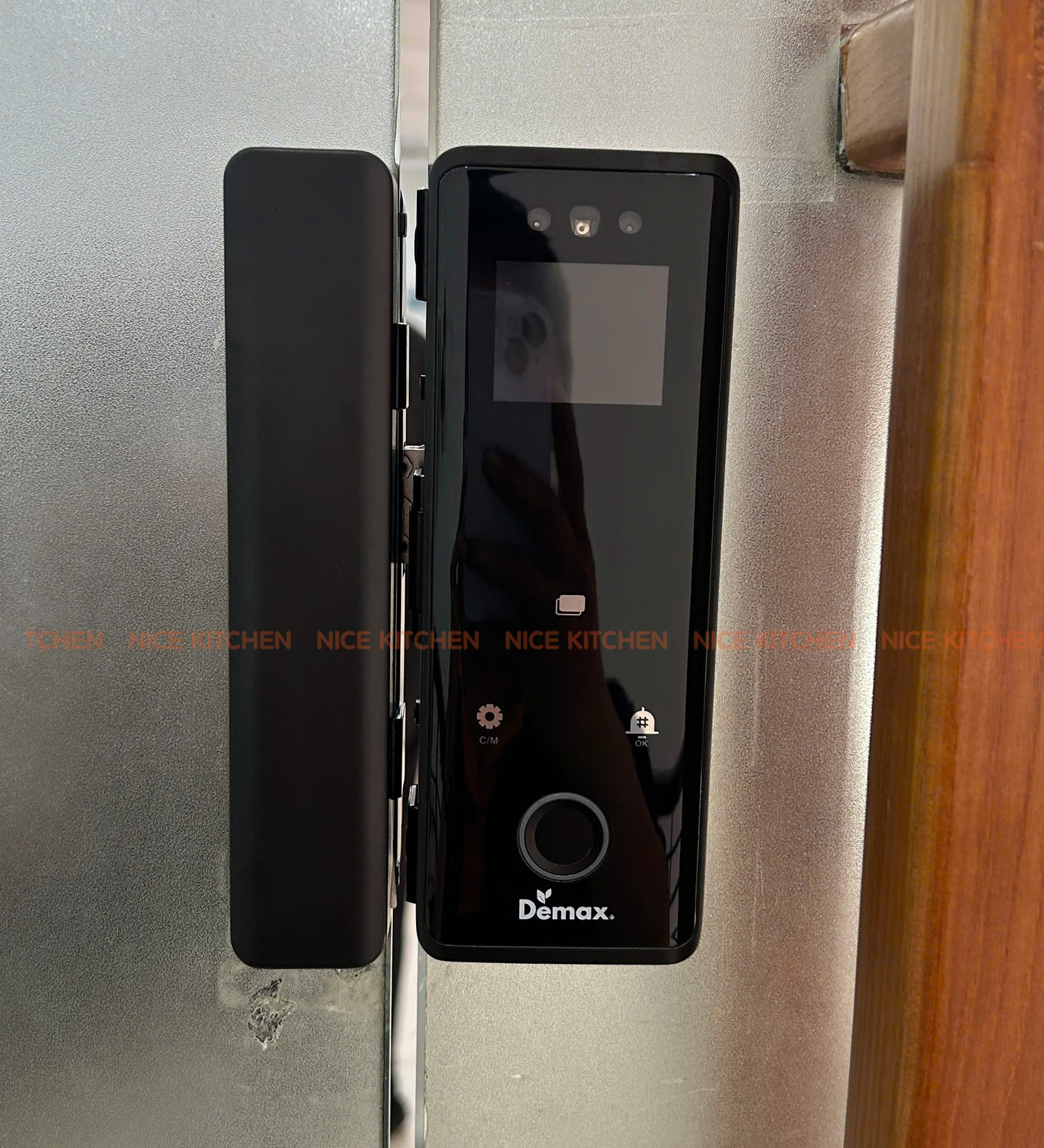 Khóa thông minh nhận diện khuôn mặt FACE ID-3D Demax SL900 G dành cho cửa kính cánh mở