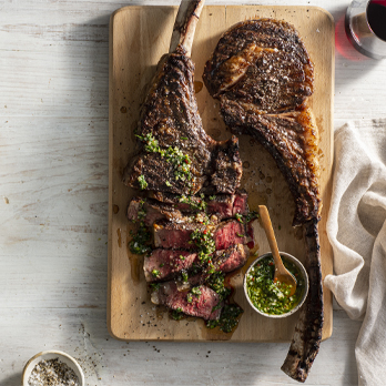 Món bò bít tết Tomahawk steak với bơ Chimichurri