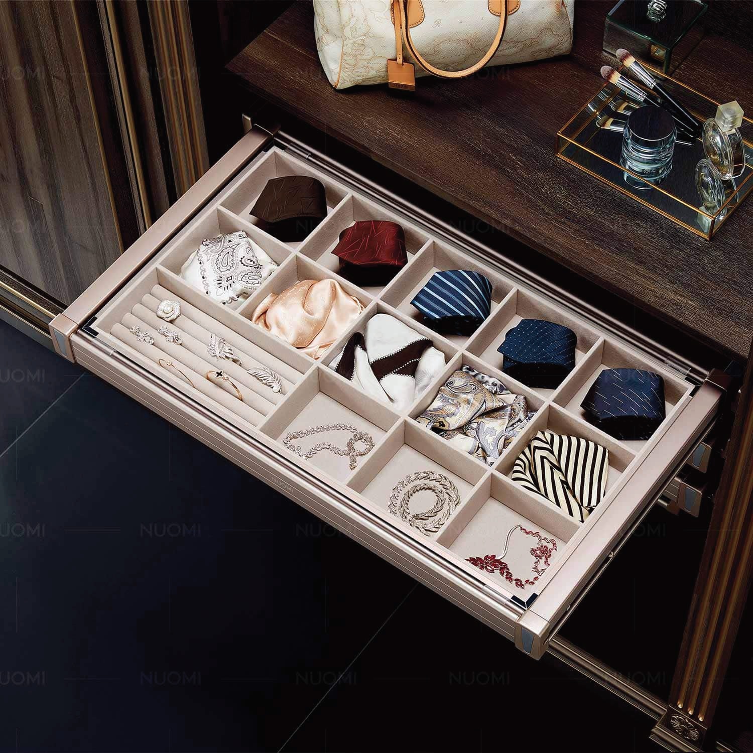 Xem thêm : Kệ đựng đồ trang sức ray giảm chấn