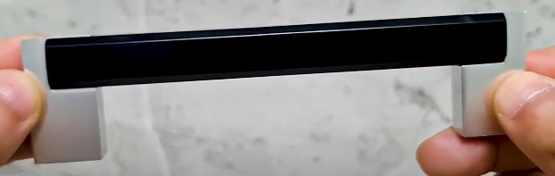 Tay nắm cạnh vu&ocirc;ng, hợp kim nh&ocirc;m m&agrave;u Chrome, th&acirc;n m&agrave;u đen b&oacute;ng Garis GH72