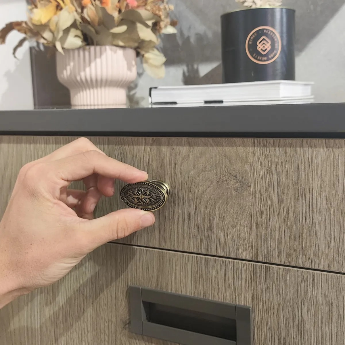 Tay nắm cổ điển, dạng núm oval, màu đồng Garis GE62.0