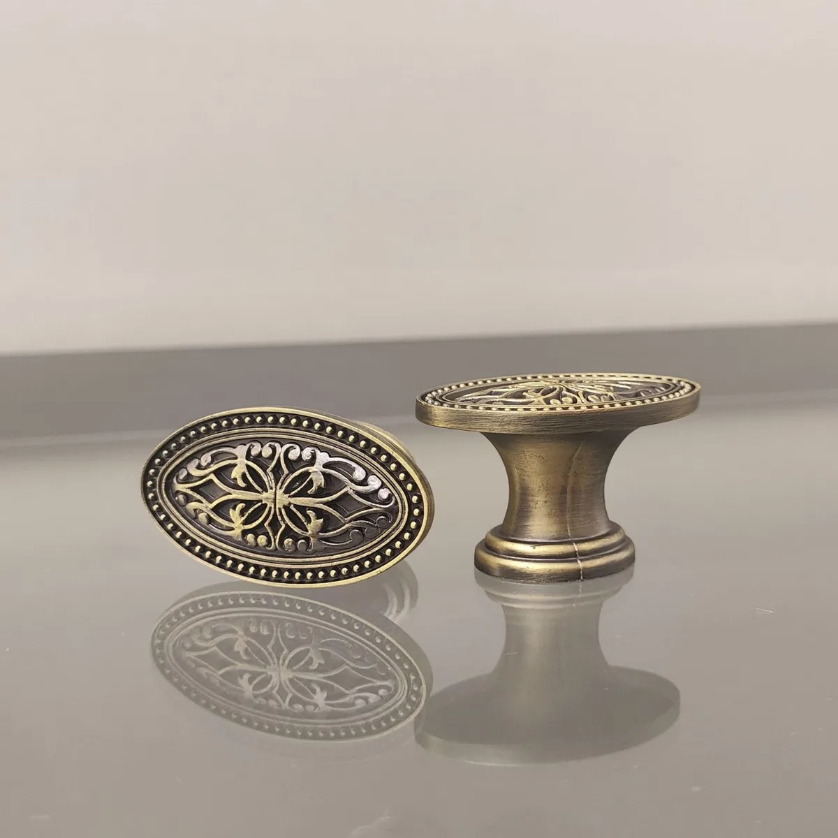 Tay nắm cổ điển, dạng núm oval, màu đồng Garis GE62.0